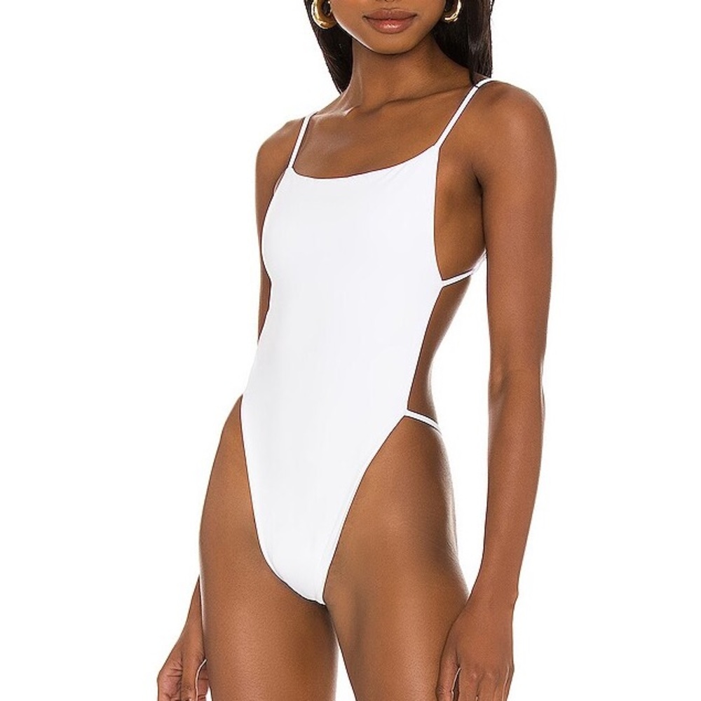 Indah beck one piece in white size M.